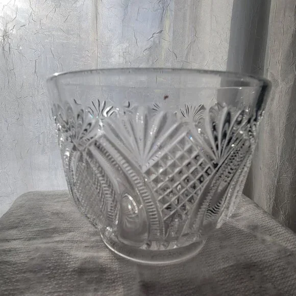 Vintage Clear Glass Bowl With Intricate Cut Design 7" Diameter 4.5" Height Home - Picture 7 of 8